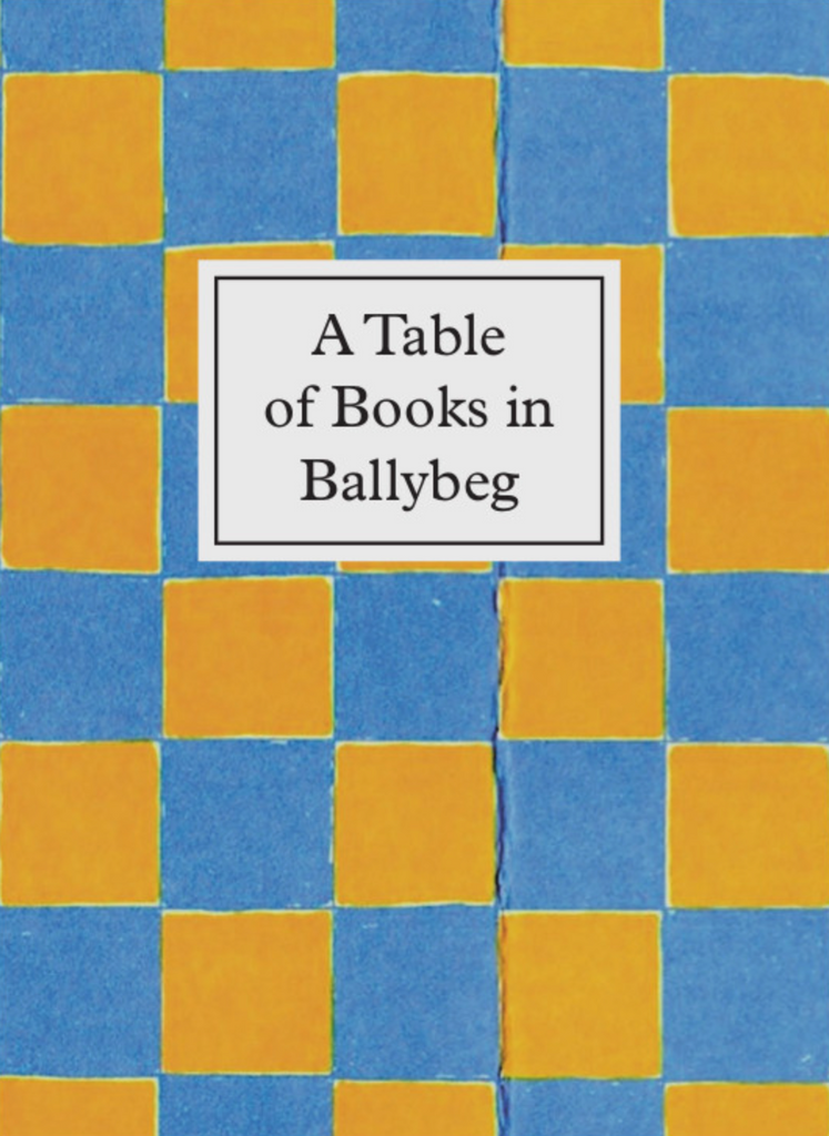 Eine Tabelle mit Büchern bei Ballybeg, Simon Cutts und Erica Van Horn
