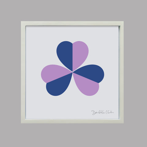Dervla Clarke, trèfol lila i blau