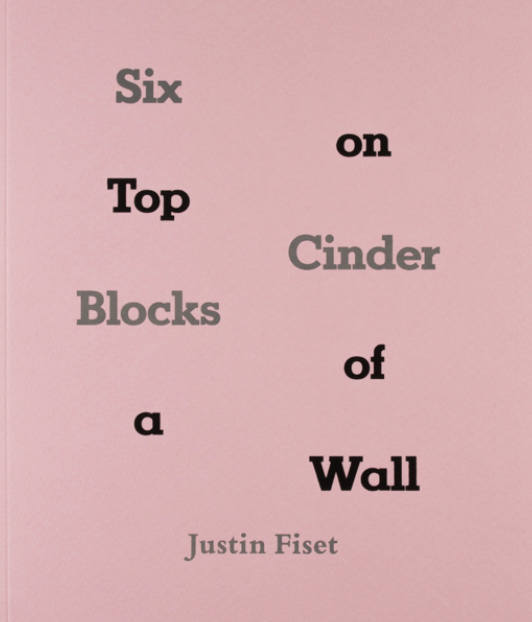 Sechs Schlackenblöcke auf einer Mauer, Justin Fiset