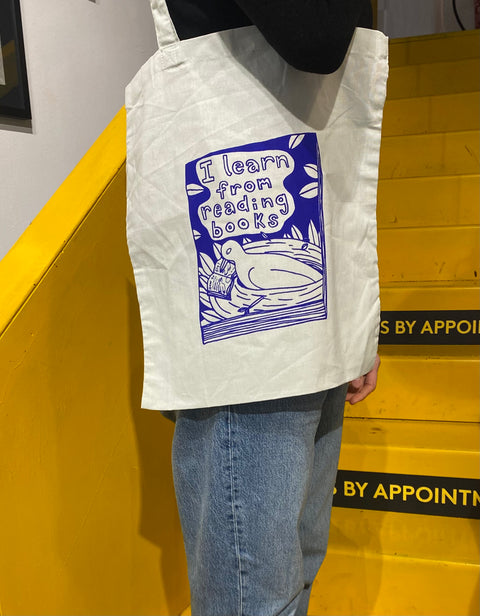 'I learn from reading books' Tote Bag