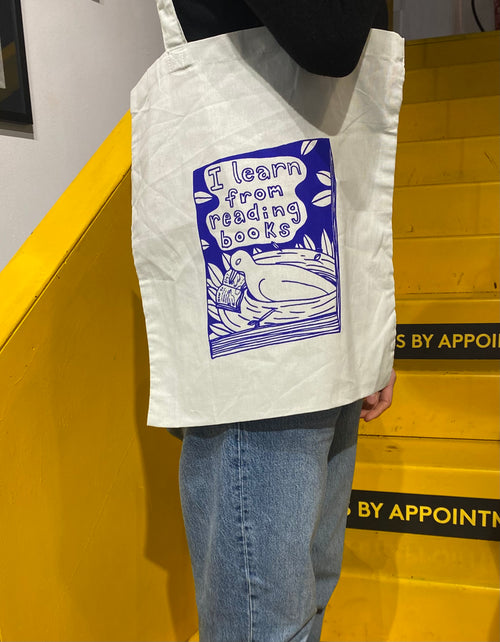 'I learn from reading books' Tote Bag