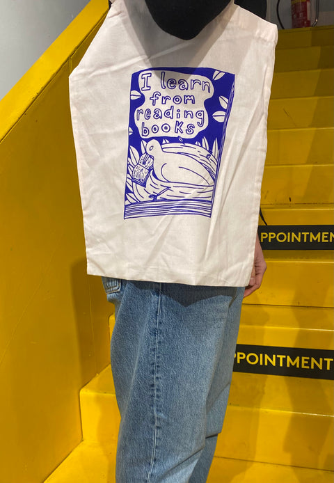 'I learn from reading books' Tote Bag